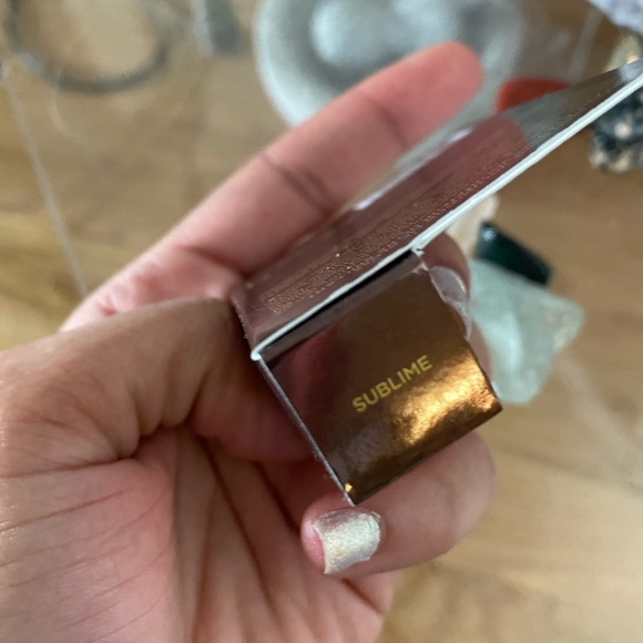 Hourglass Unreal High shine volumizing lip gloss - Picture 5 of 6